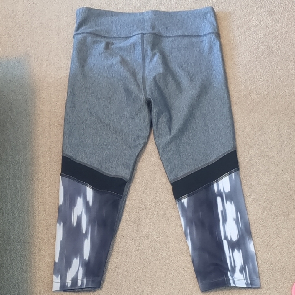 Under Armour Gray and Black Compression Leggings - Picture 3 of 3
